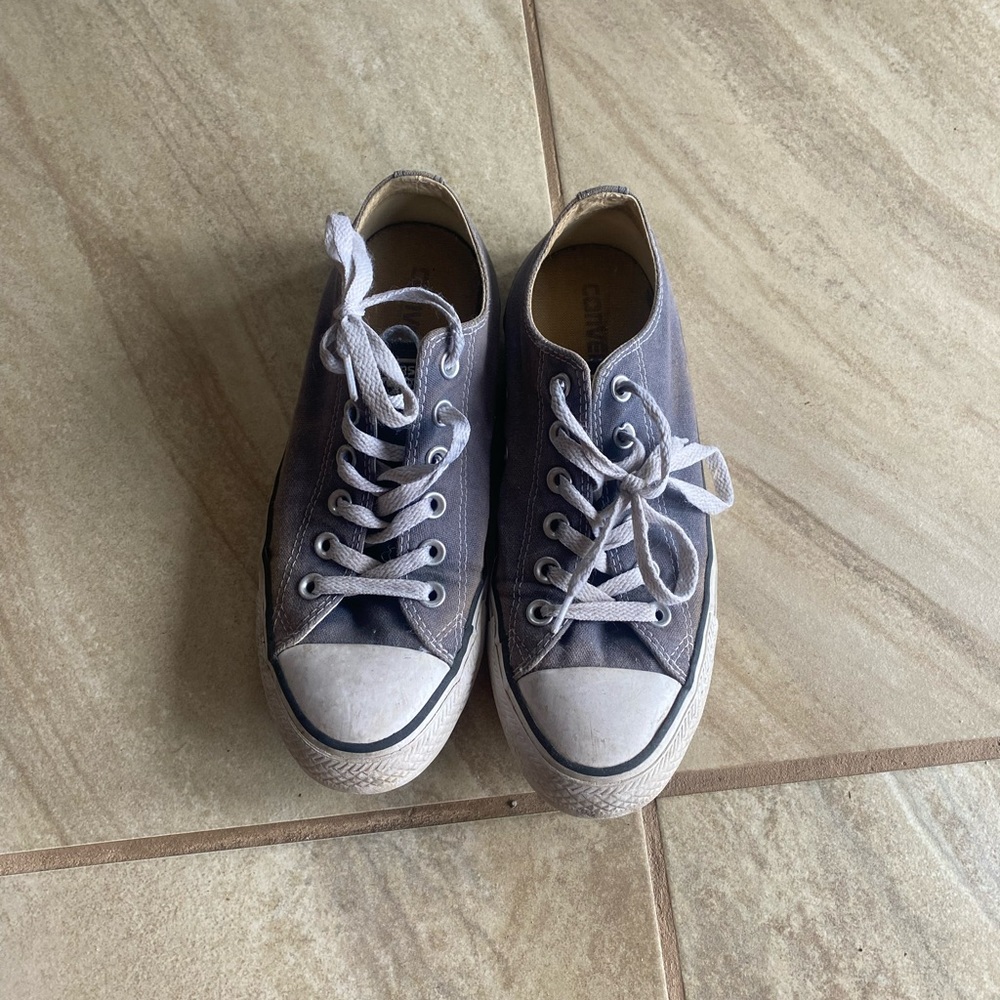 Navy low top converse.
